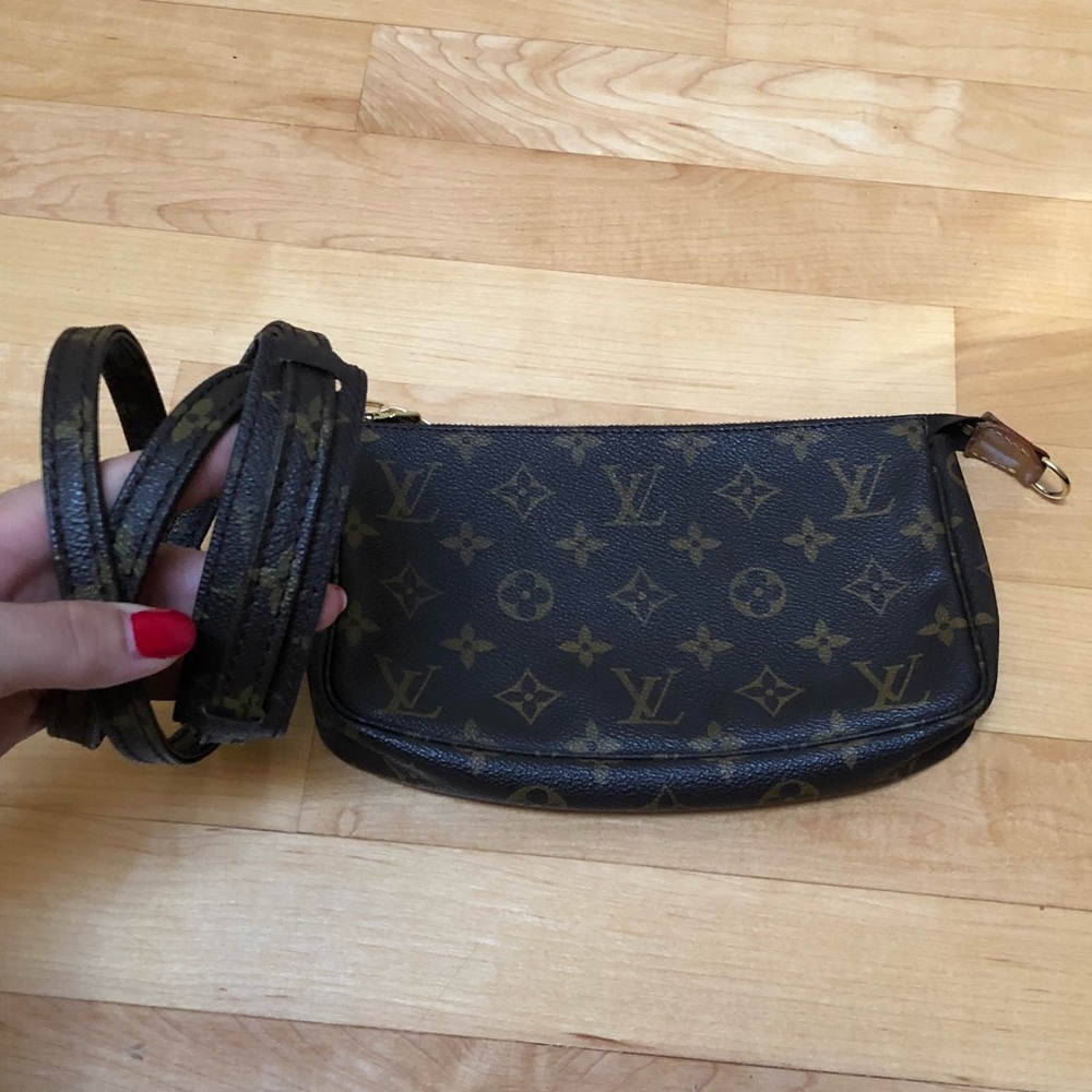 Louis Vuitton Pochette Accessoires + mono strap